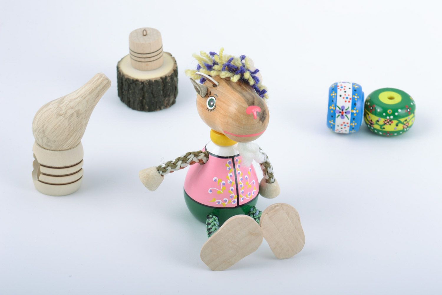 Petit jouet artisanal en bois fait main bouc peint écologique pour enfant photo 1