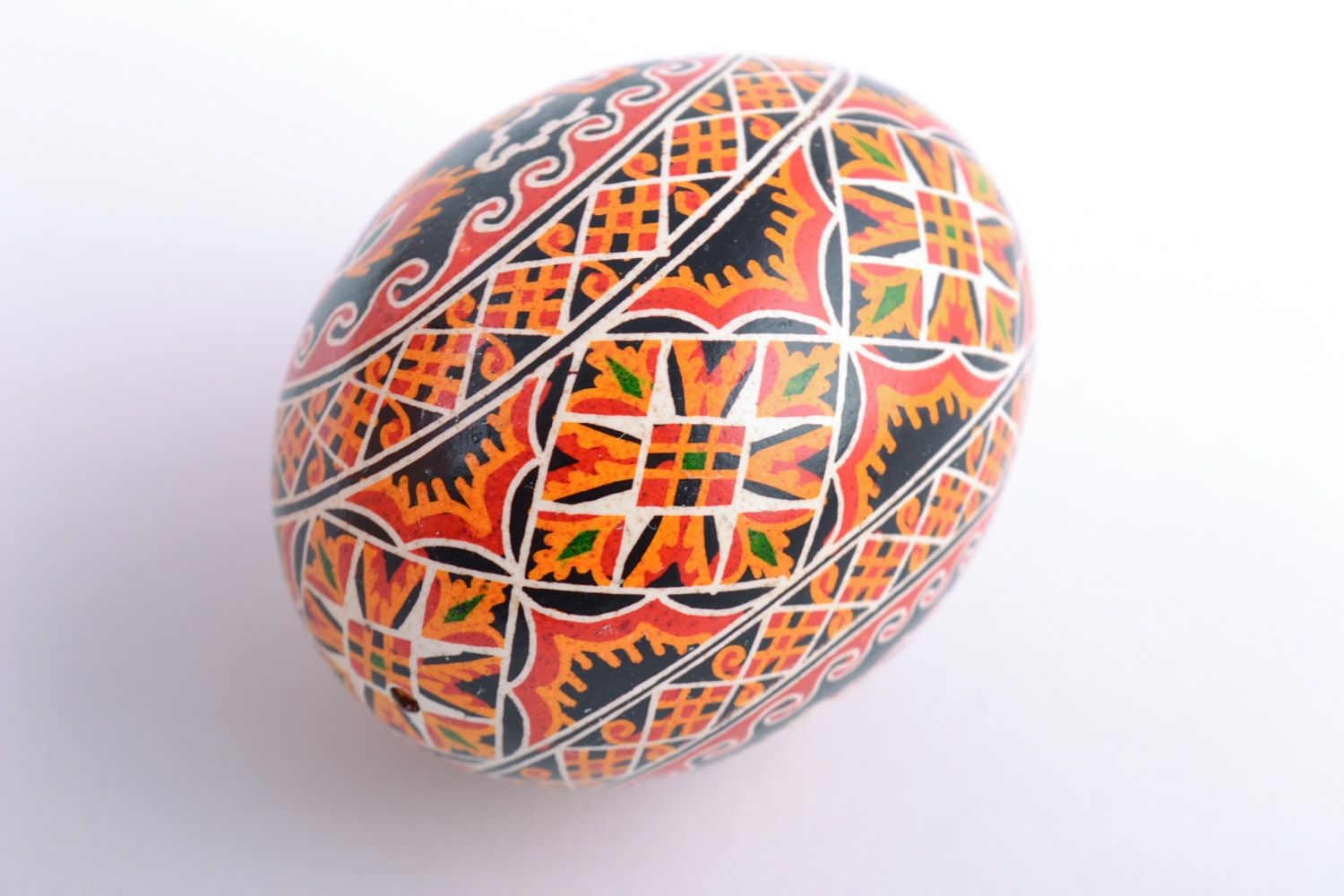 Huevo de Pascua de gallina pintado artesanal con imagen de vela y cruz foto 3