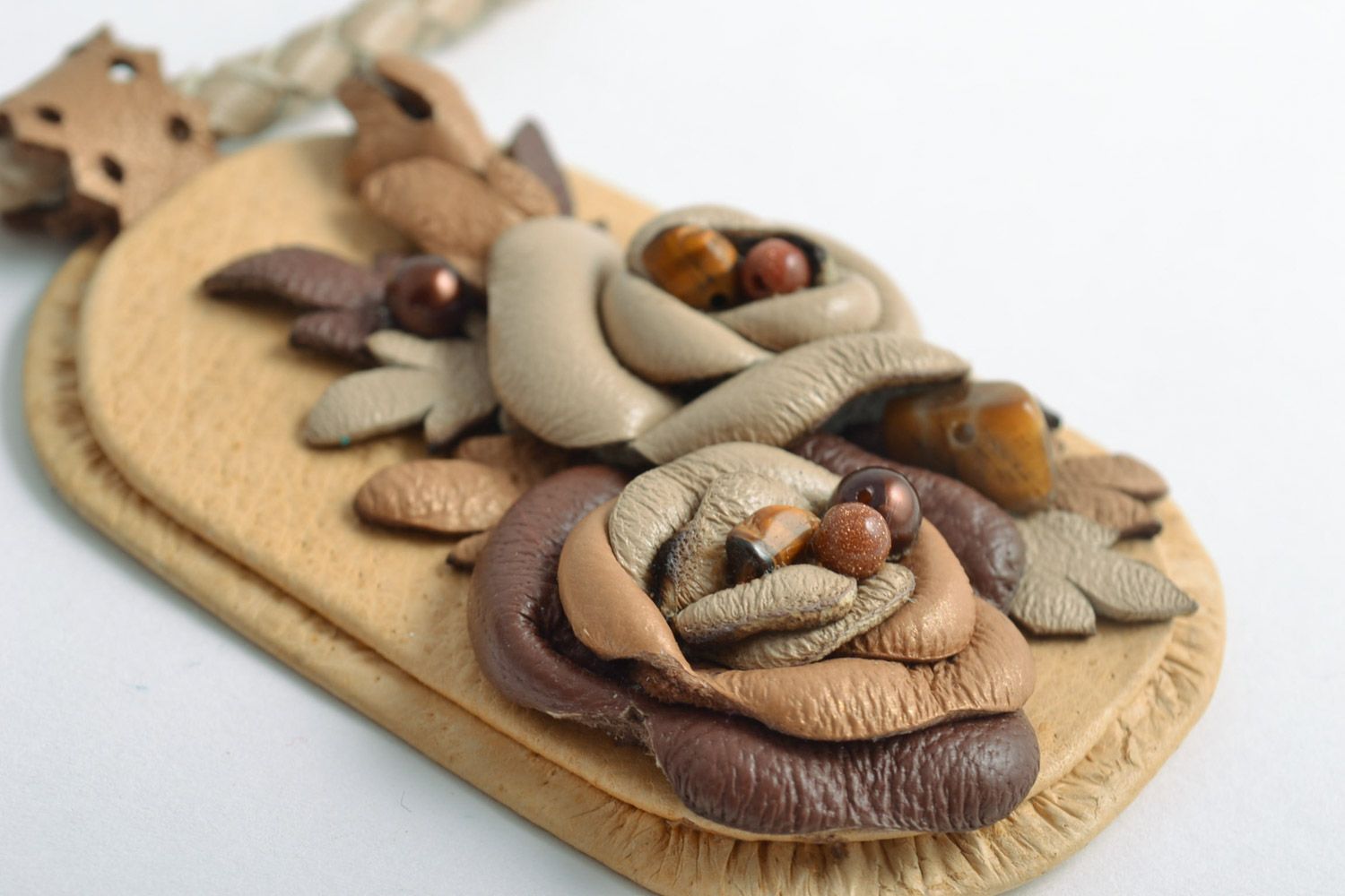 Joli pendentif fait main en vrai cuir avec pierres naturelles Fleurs beiges photo 3