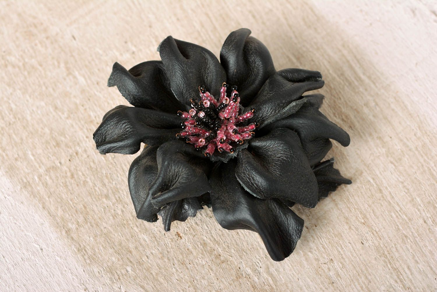 Broche fleur faite main Barrette cheveux Accessoire femme vrai cuir noir design photo 1