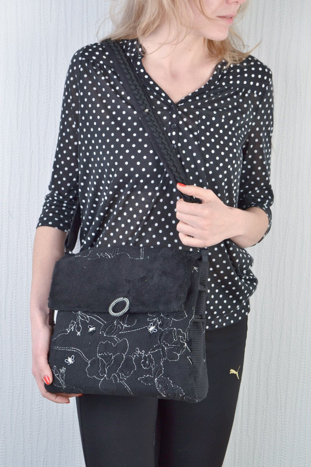 Schwarze große handgemachte exklusive Tasche aus Stoff mit stilvolle Frauen foto 1