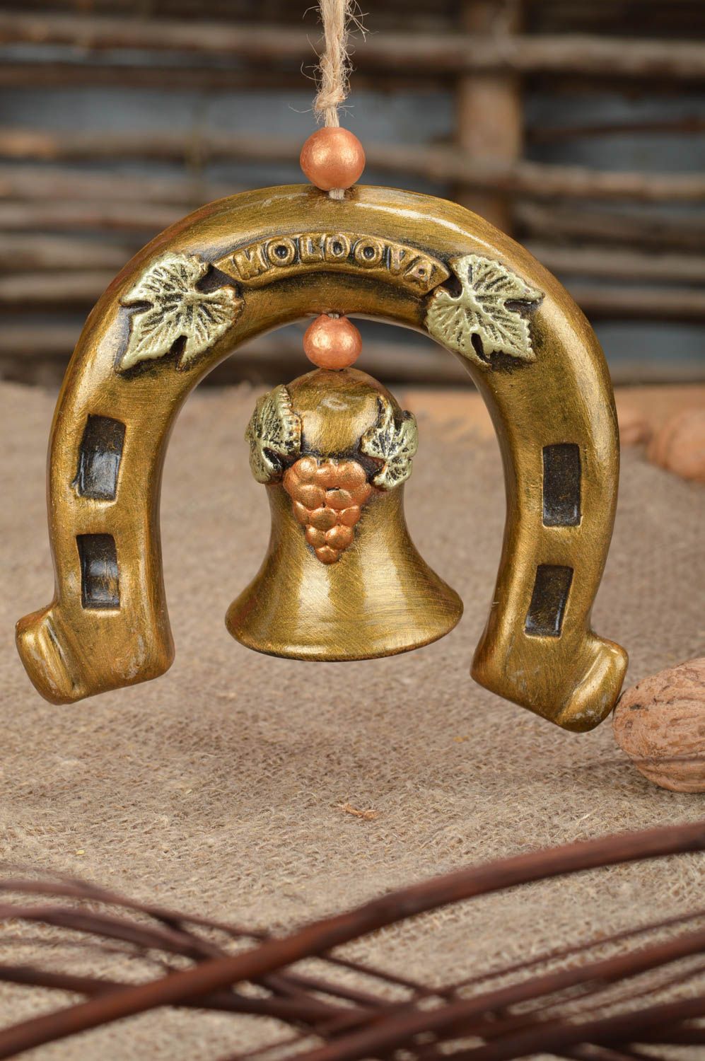 Керамическая подкова с колокольчиком из красной глины ручной работы на петельке фото 1