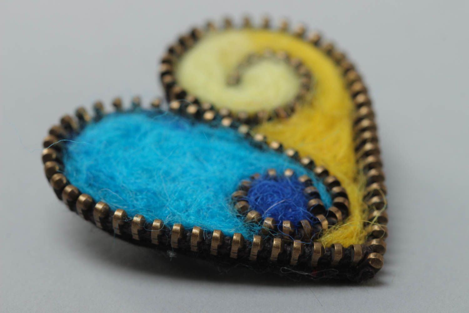 Handgemachte originelle Herz Brosche aus Filz und Reißverschluss in Blau Gelb foto 3