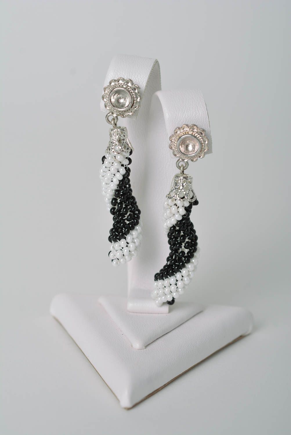 Handmade Schmuck Set aus Glasperlen Damen Collier lange Ohrringe schwarz weiß  foto 3