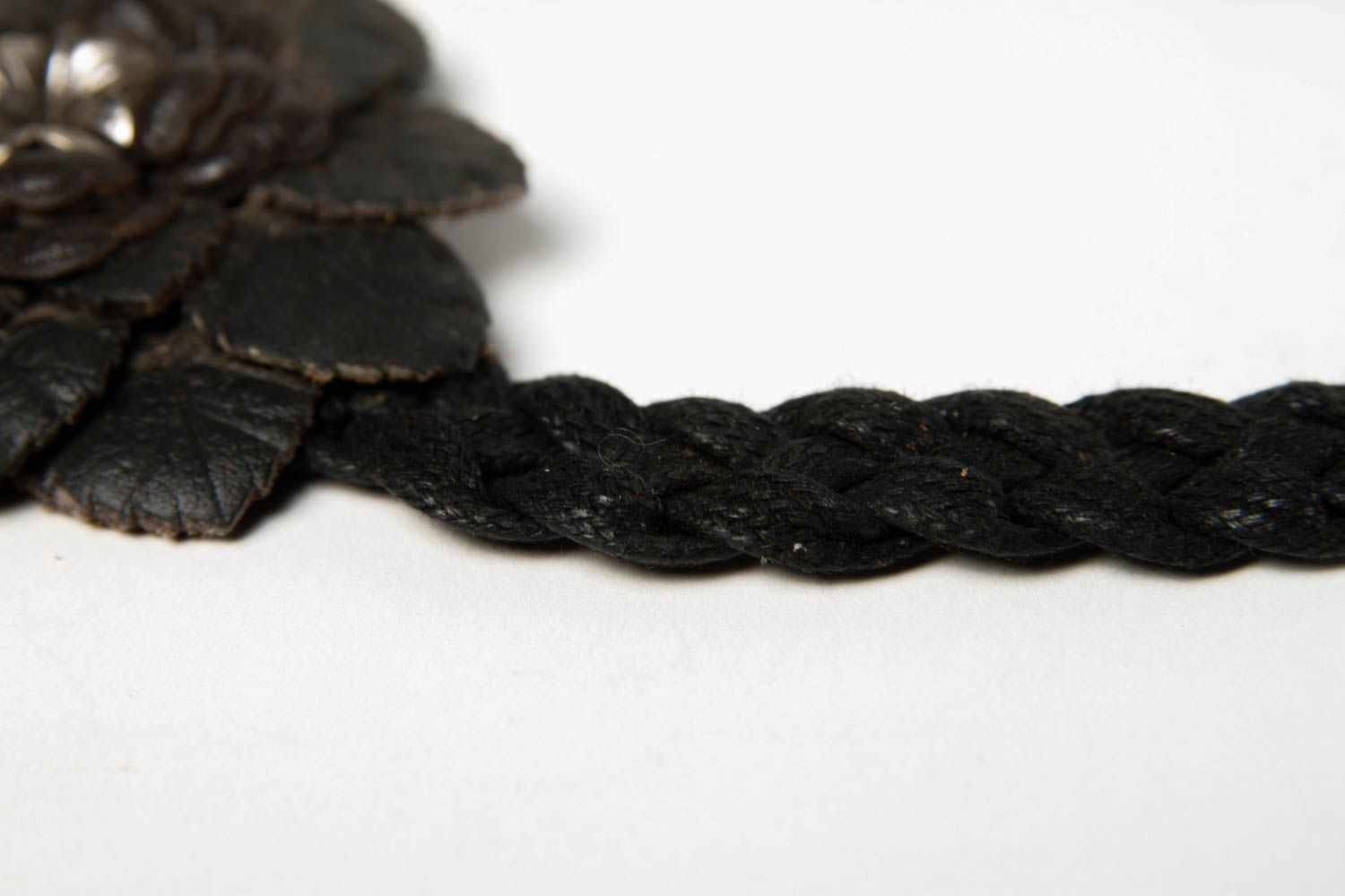 Массивное ожерелье ручной работы изделие из натуральной кожи колье из кожи фото 4
