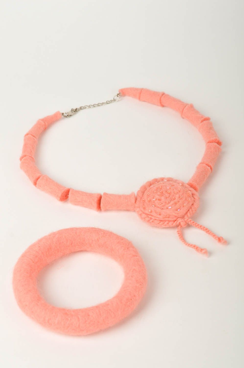 Bijoux fait main Bracelet jonc Collier en laine naturelle rose design fantaisie photo 2