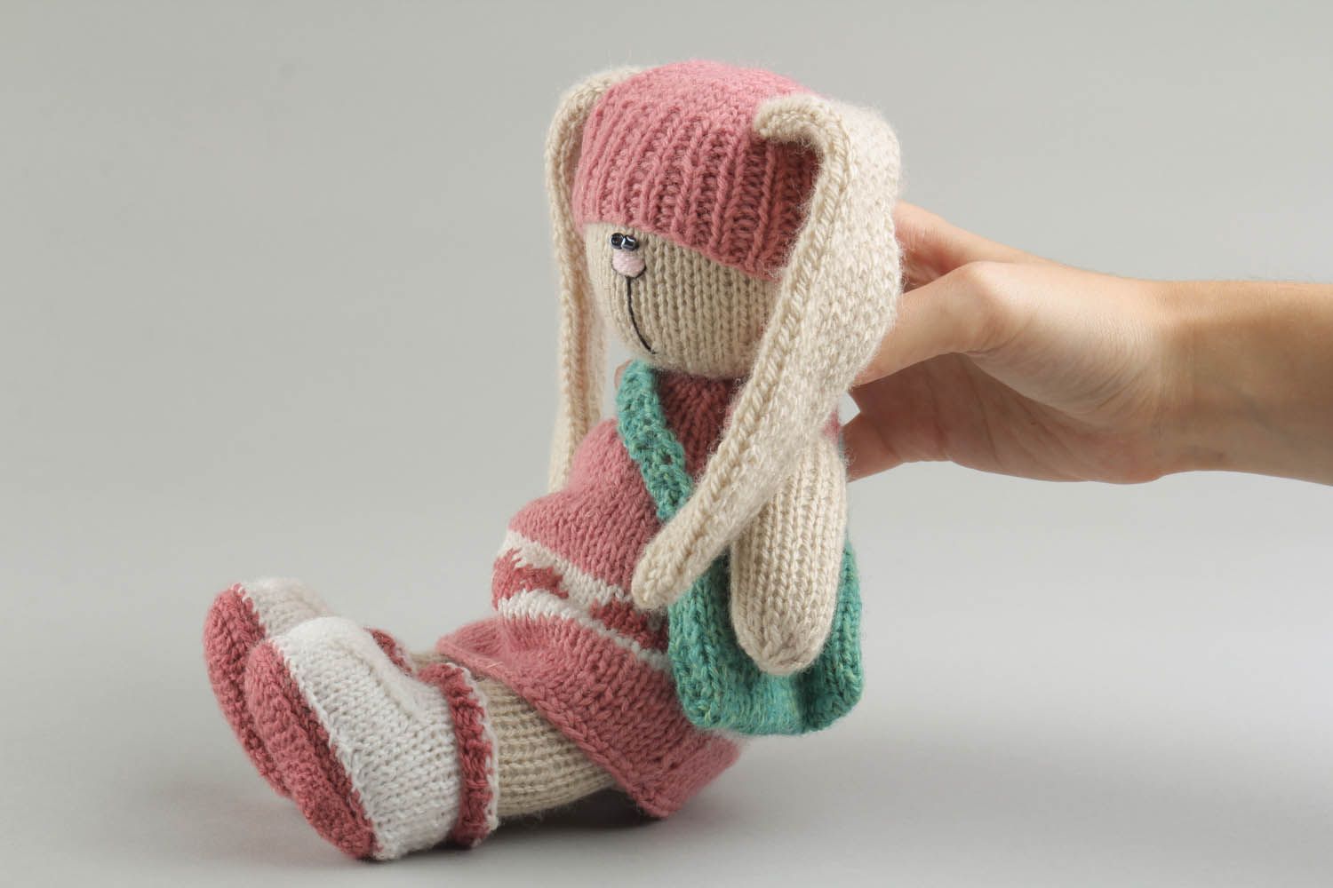 Brinquedo de mala Lebre têxtil feito à mão de tecido para decoração do interior de materiais naturais  foto 5