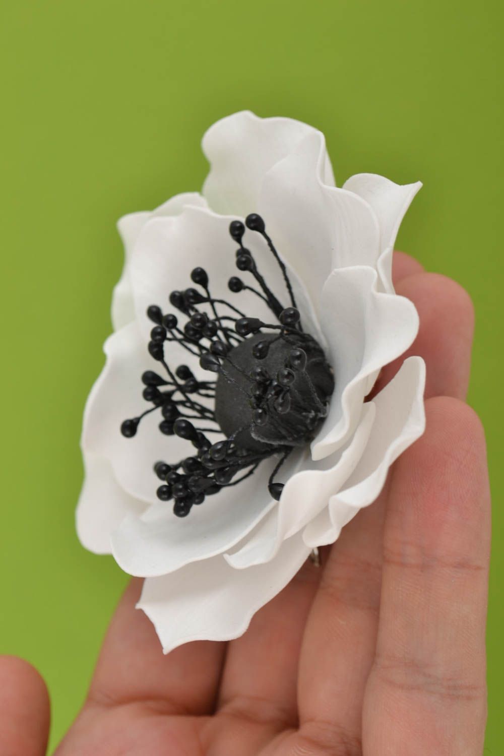 Брошь-заколка из фоамирана в виде белого с черным цветка аксессуар ручной работы фото 5