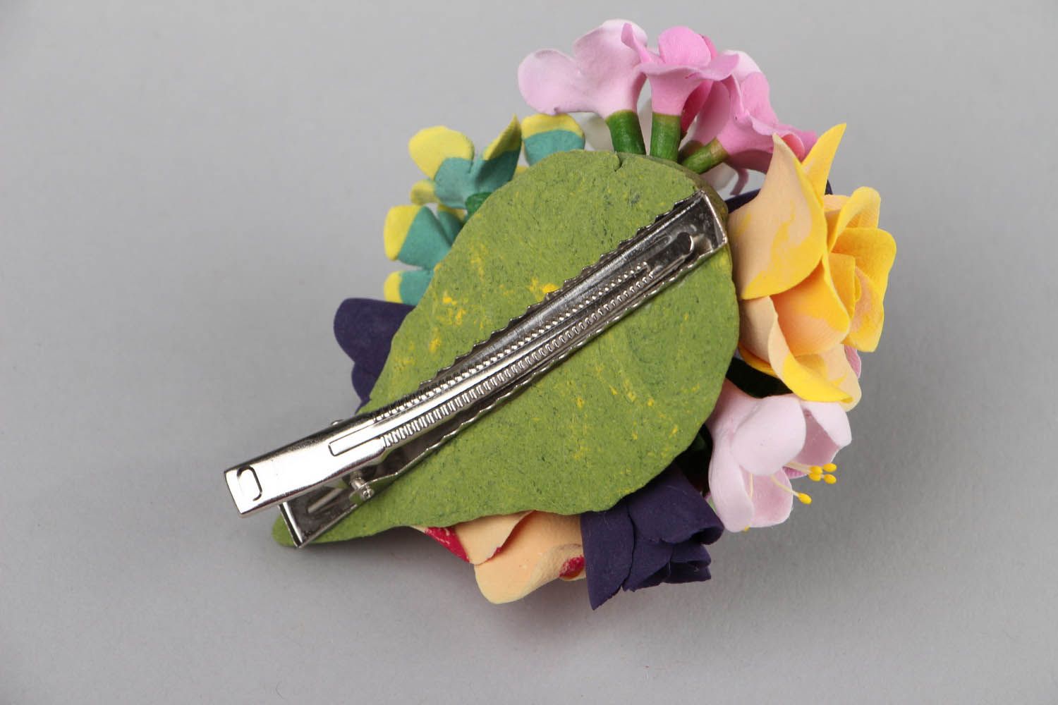 Barrette Made of Artificial Flowers photo 3