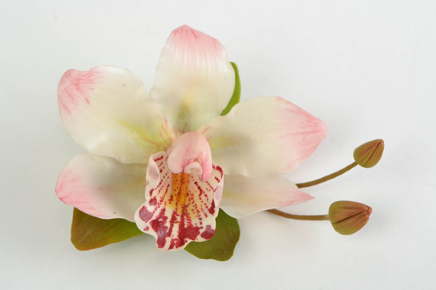 Цветочная заколка-брошь из холодного фарфора хэнд мэйд в виде орхидеи цимбидиум фото 1