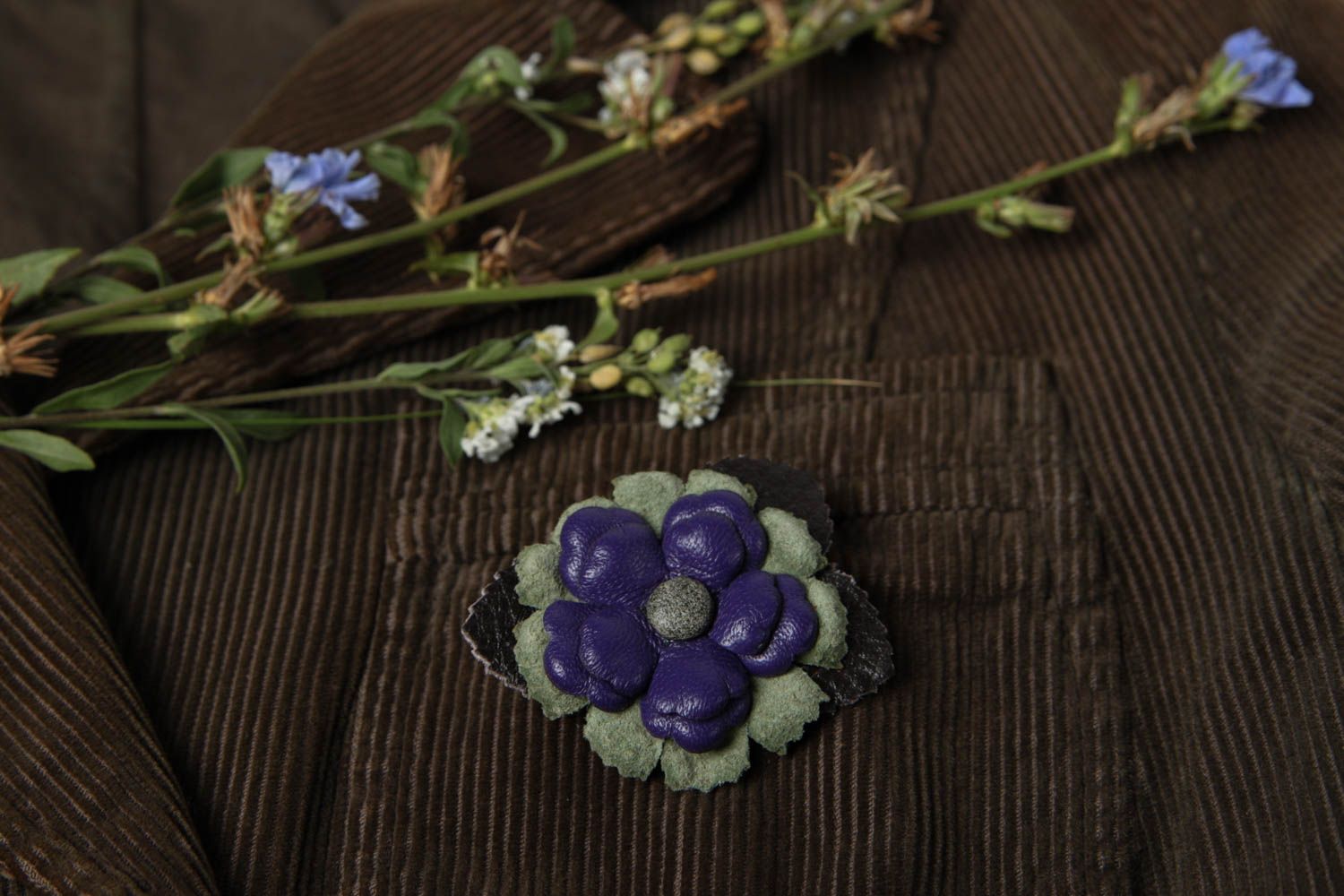 Broche Barrette en cuir faite main fleur vert-bleu design Accessoire femme photo 1