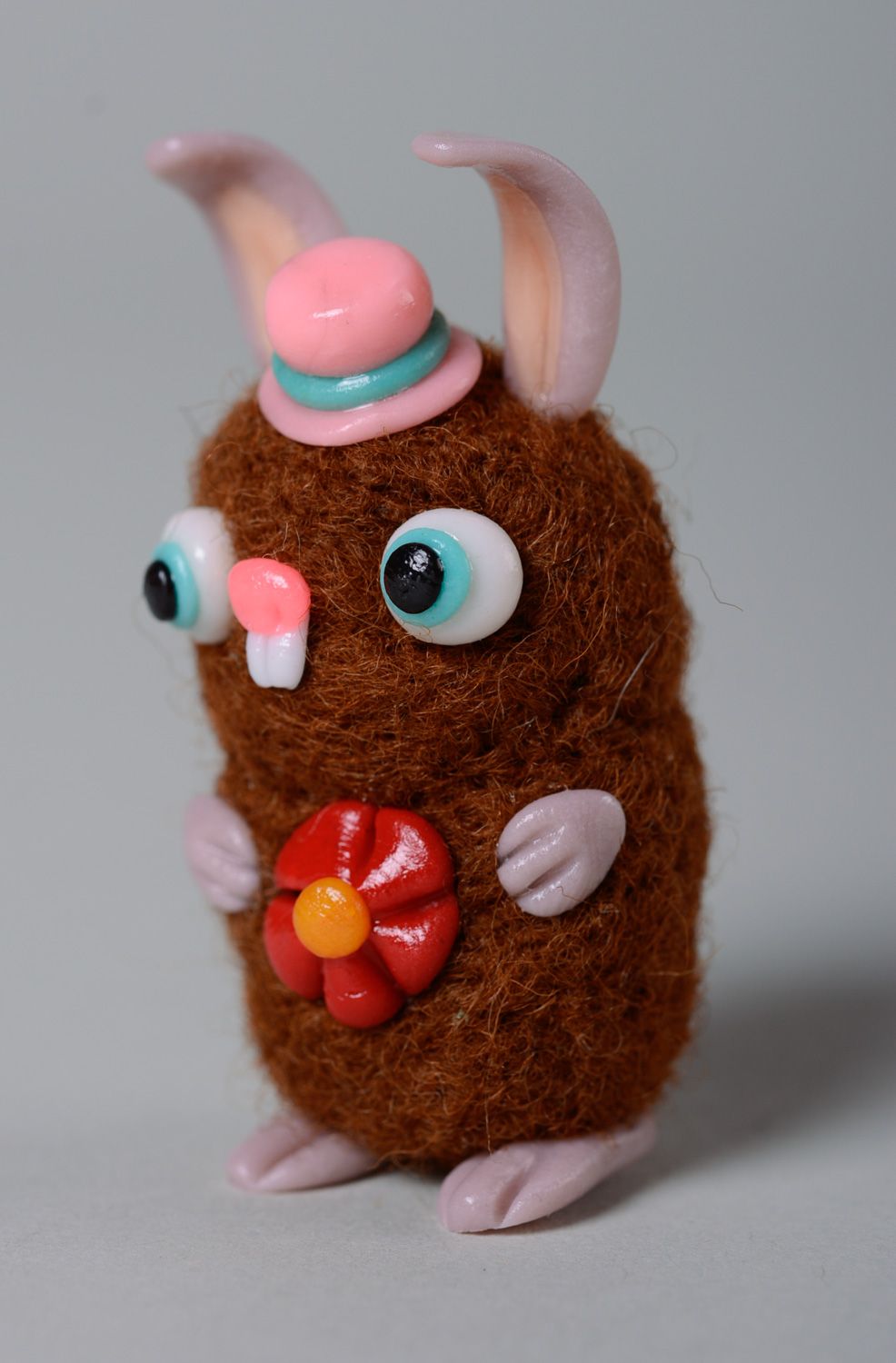 Миниатюрная валяная игрушка кролик из шерсти фото 2
