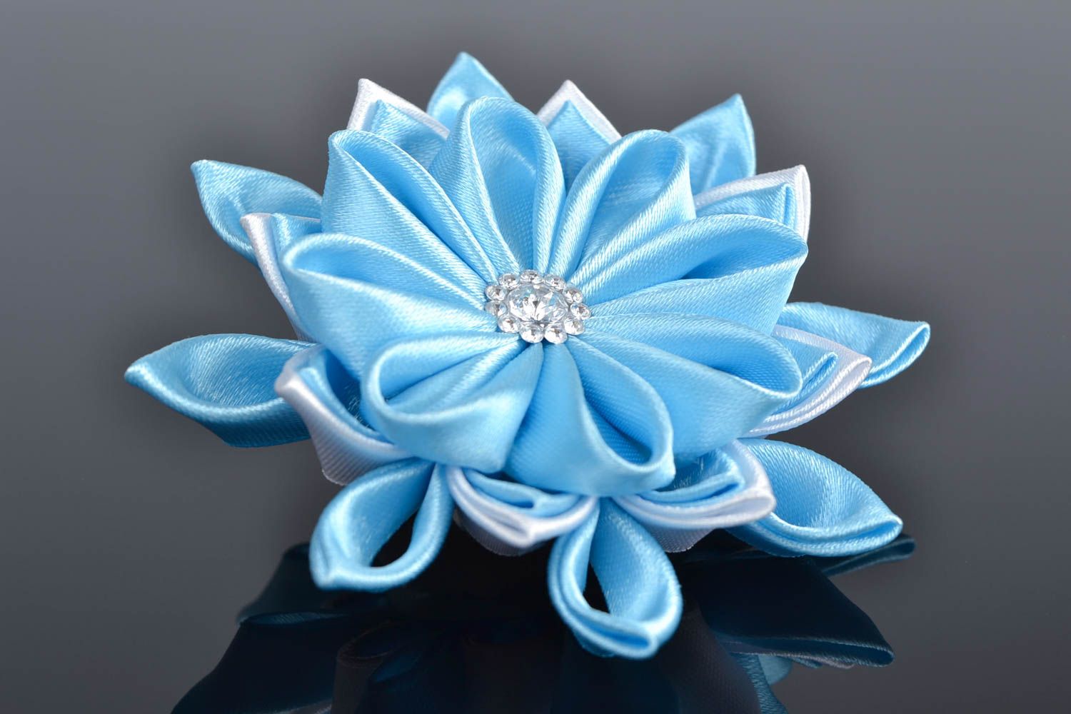 Élastique à cheveux fleur bleu clair en rubans de satin demi-perle fait main photo 1