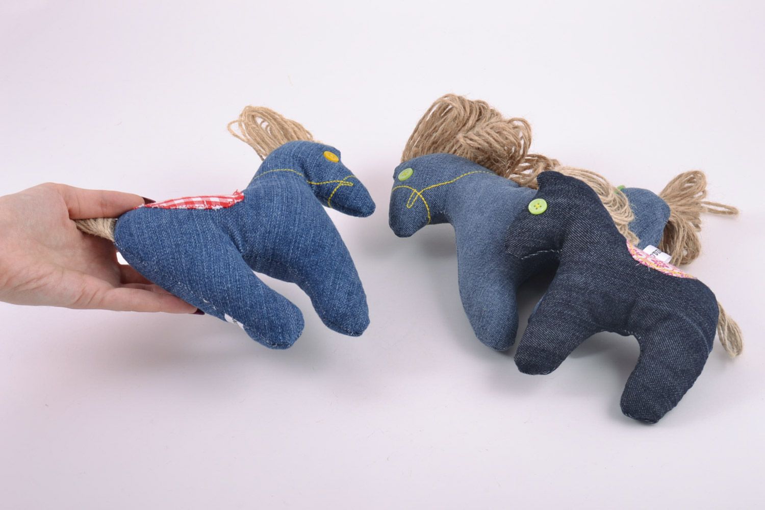 Brinquedos macios artesanais na forma de três cavalos foto 5
