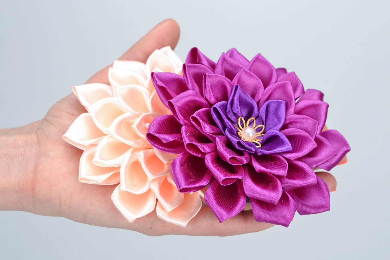 Schöne Haargummis mit Blumen Set 4 Stück aus Atlasbändern Kanzashi Handarbeit foto 2