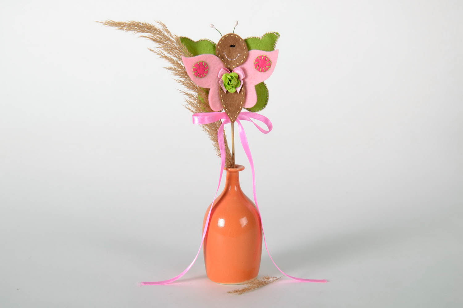 Elemento decorativo na forma de borboleta para vaso de flores foto 1