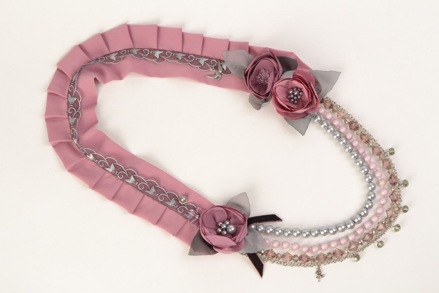 Collar artesanal de chifón y cuentas con flores de color lila Rosal silvestre foto 5