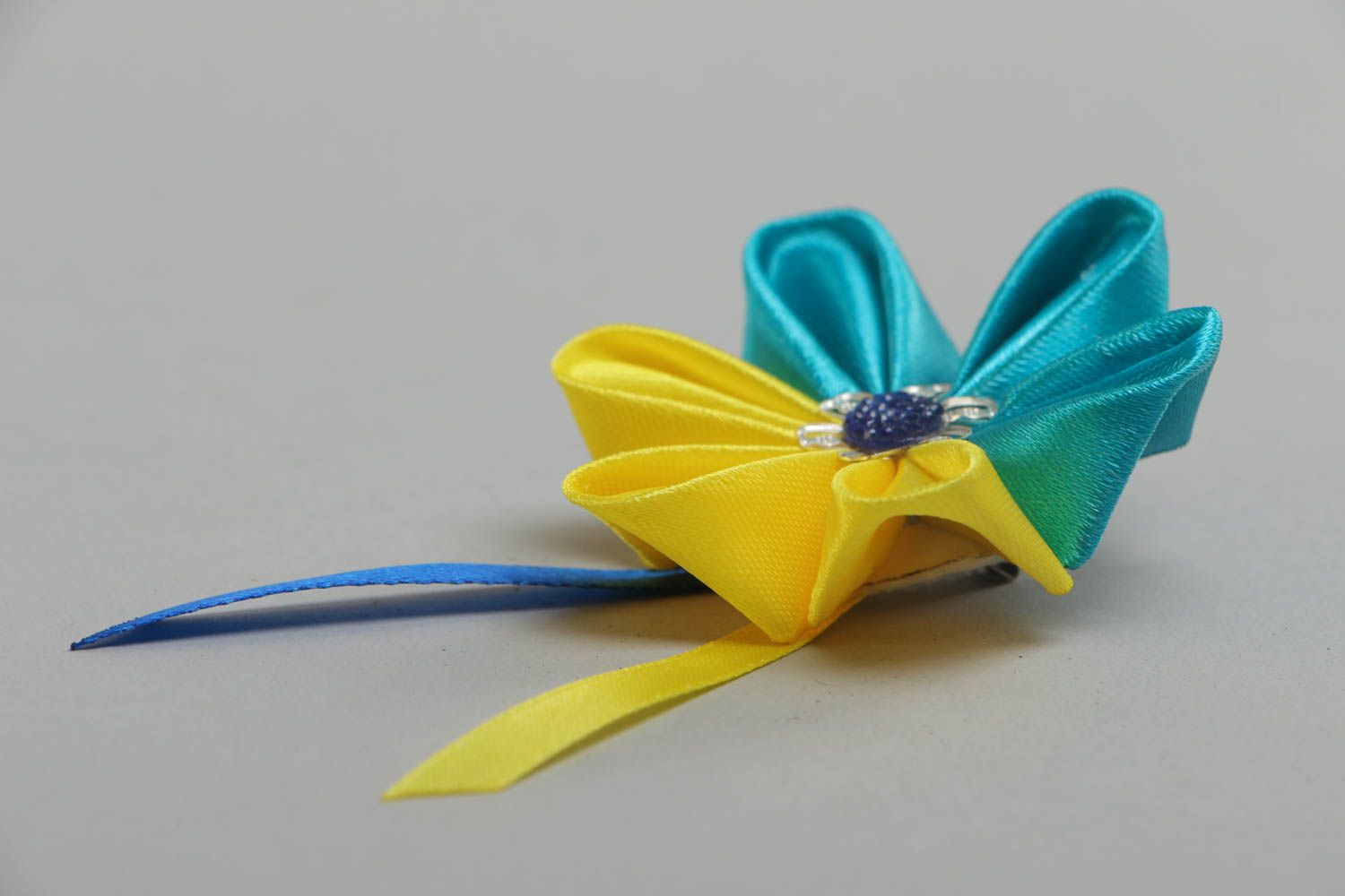 Broche artesanal de cintas de raso con forma de flor de colores amarillo y azul turquí  foto 3