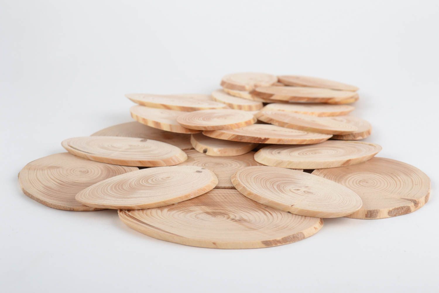 Ensemble de dessous de plat en bois ronds clairs faits main écologiques 3 pièces photo 5
