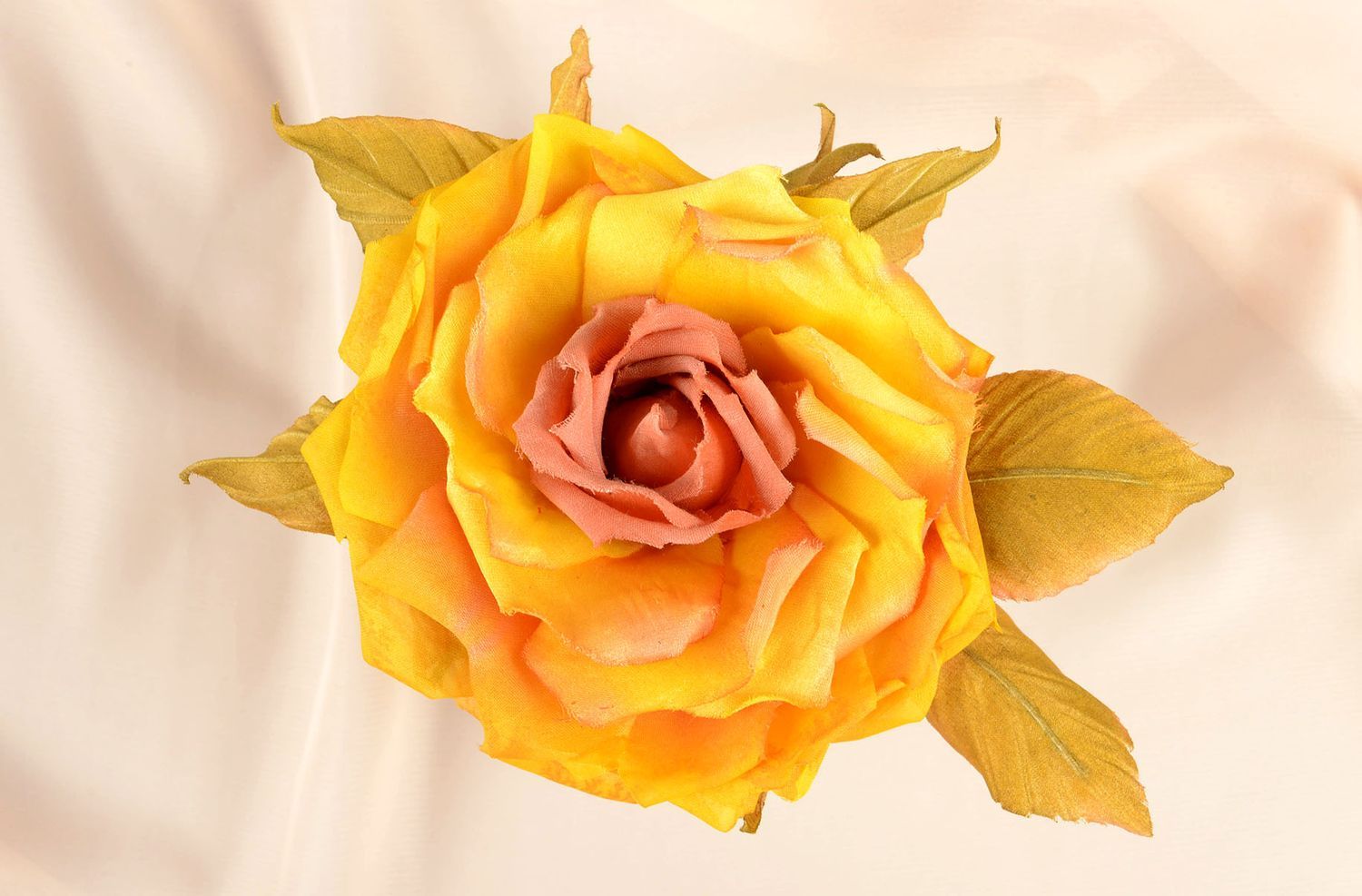 Broche fleur fait main Bijou tissu soie jaune Accessoire femme de créateur photo 5