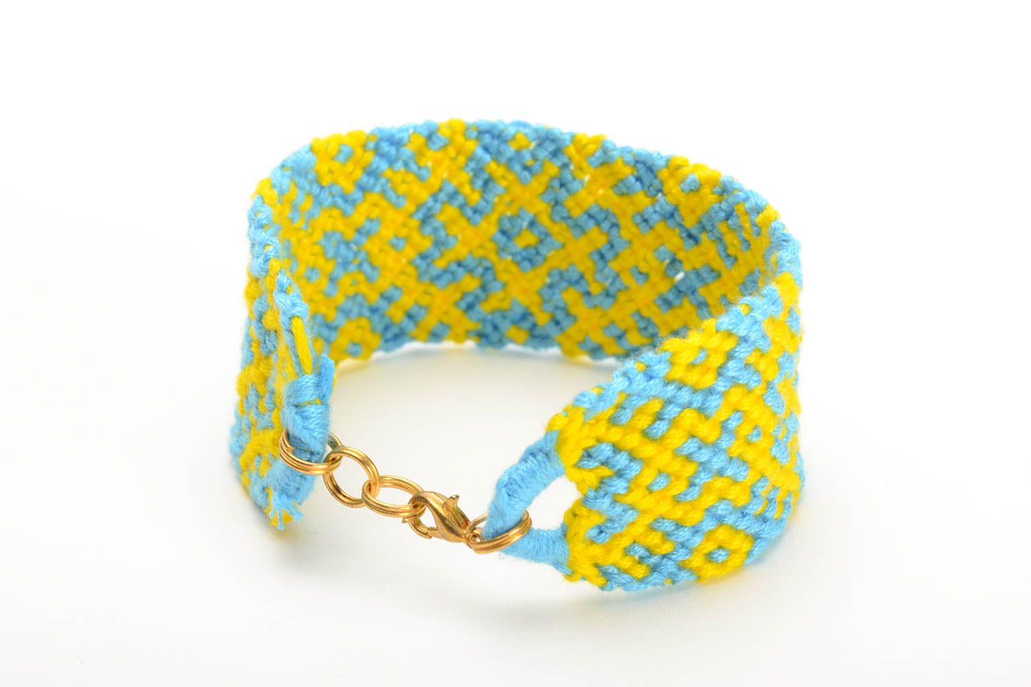 Плетеный браслет из ниток мулине ручной работы широкий красивый желто-голубой фото 3