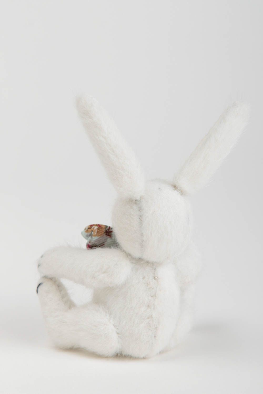 Kleines weißes schönes weiches handgemachtes Kuscheltier Hase aus Stoff für Deko foto 3