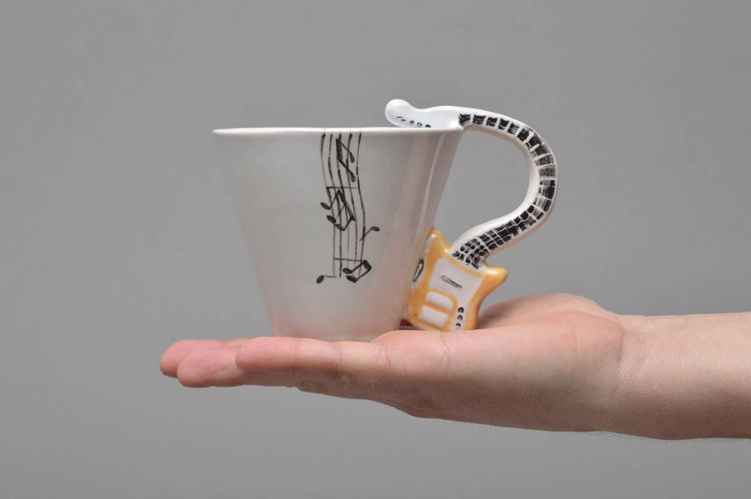 Handmade Tasse mit Gitarrengriff aus Porzellan weiß schön klein mit Muster foto 4