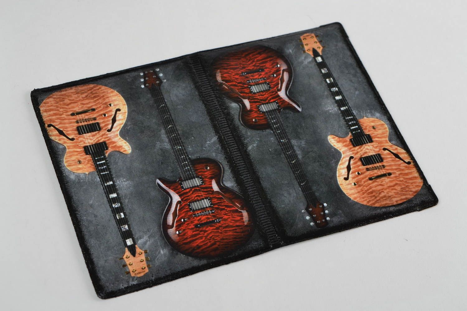Handgemachte Passhülle aus Kunstleder in Decoupage dunkel für Mann Gitarren foto 3