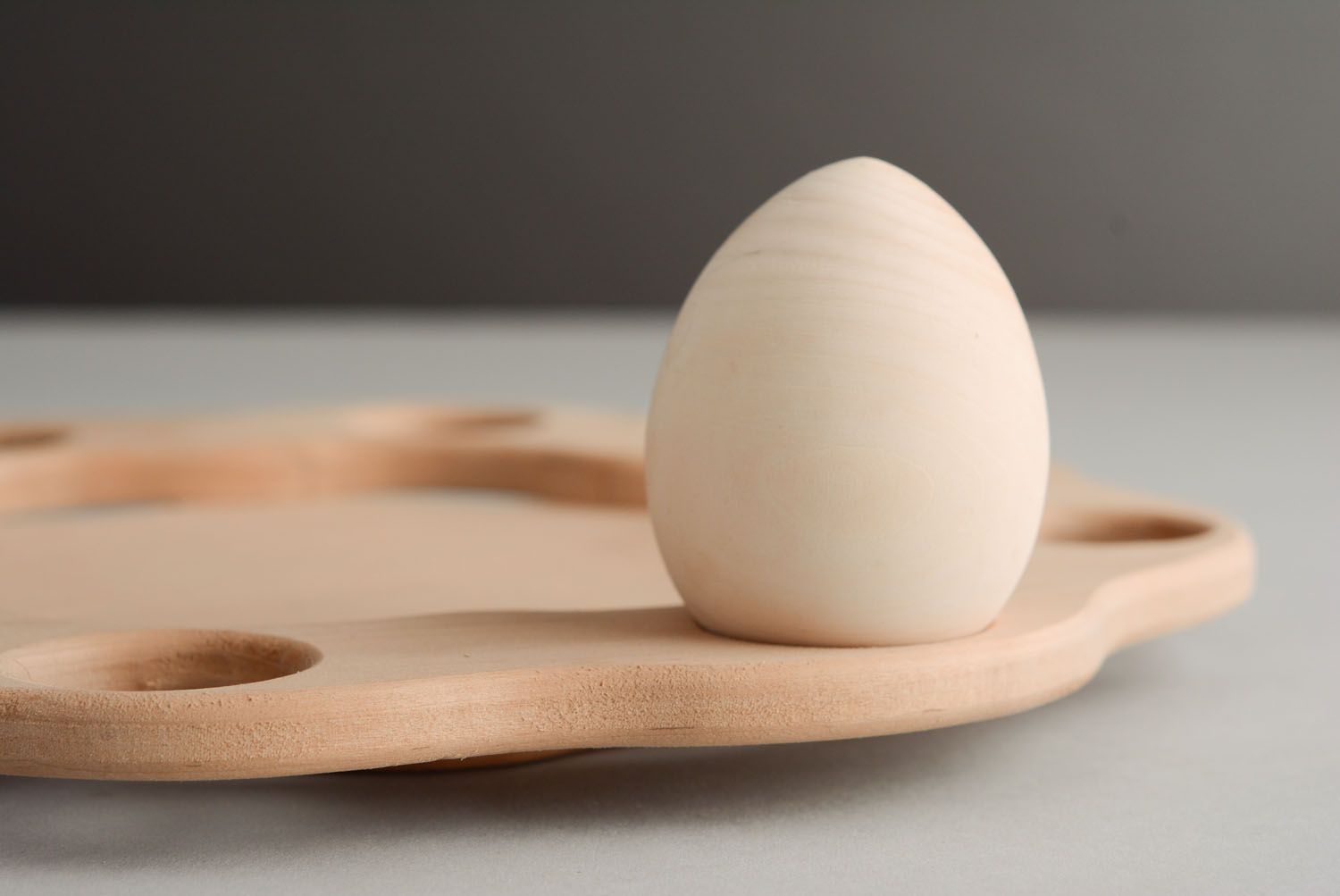 Base de madera con forma de soporte para huevos y pastel pascual foto 2