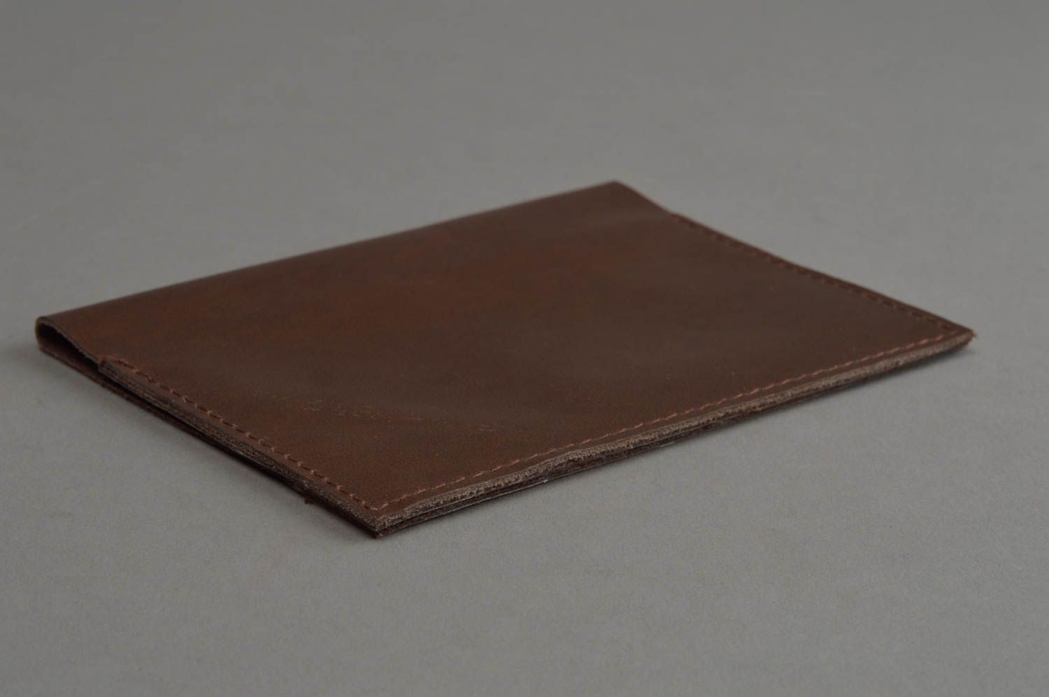 Porte-passeport en cuir fait main pour femme naturel design laconique brun foncé photo 2