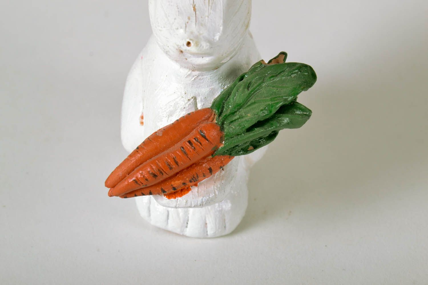 Estatueta de argila feita à mão pintada com tintas acrílicas Coelho de cerâmica com uma cenoura foto 4