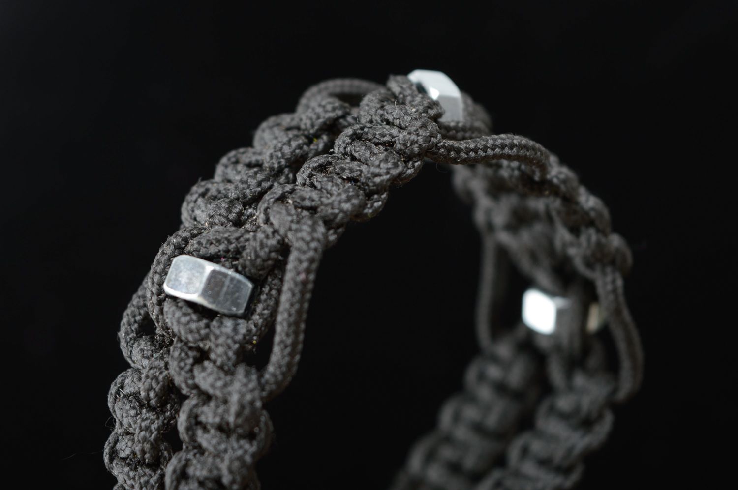 Bracelet technique macramé en cordon de polyester noir et écrous fait main photo 2