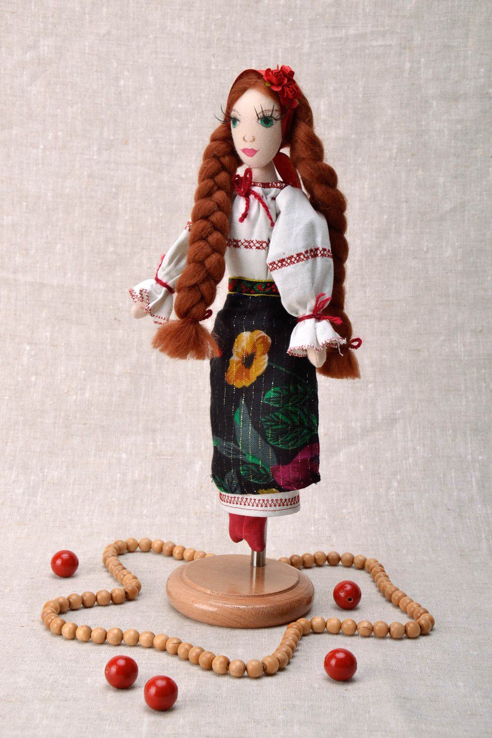 Muñeca de peluche en soporte “La ucraniana pelirroja”
 foto 5