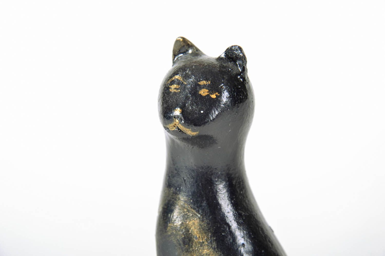 Figurilla cerámica hecha a mano en forma de gata foto 4