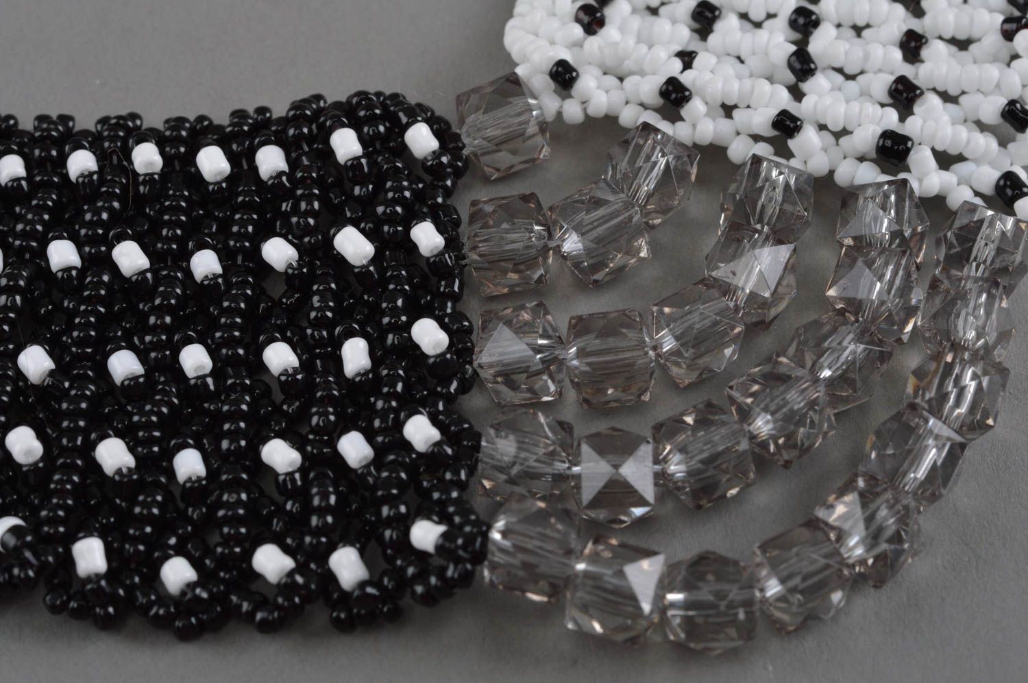 Collier en perles de rocaille et perles fantaisie fait main blanc-noir large photo 5