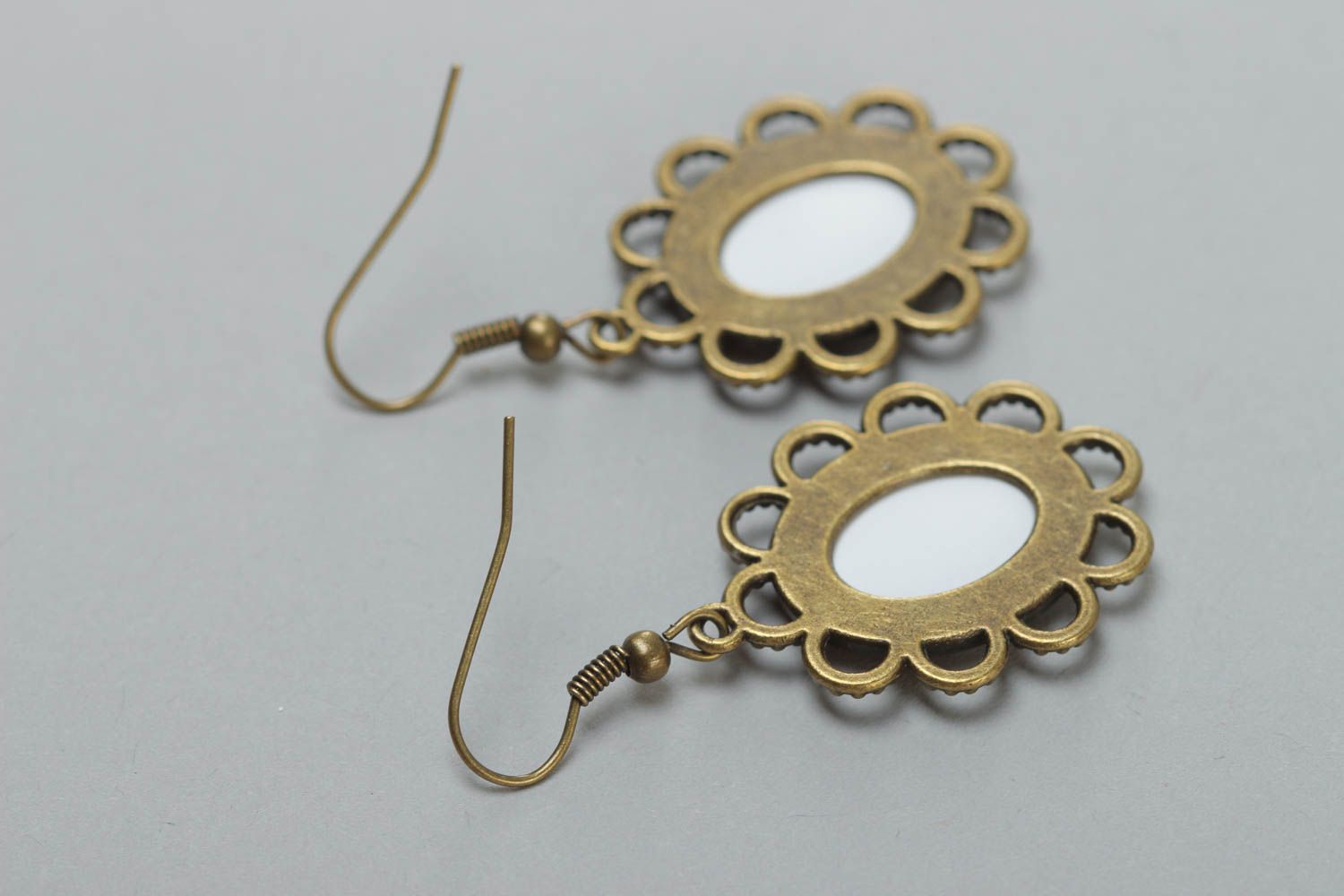 Handmade oval dangling earrings with lacy metal basis and poppy flowers image photo 4