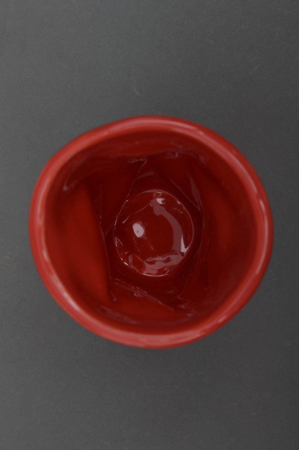 Gobelet en porcelaine sous forme de verre froissé rouge fait main décoration photo 3