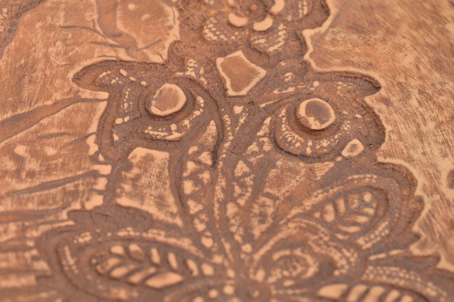 Оригинальная тарелка из глины коричневая с цветочным орнаментом ручная работа фото 5
