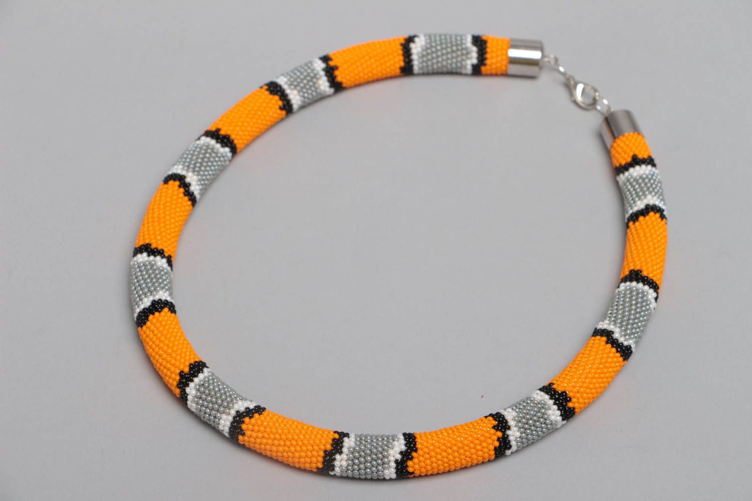Collier spirale en perles de rocaille orange gris fait main motif serpent photo 2