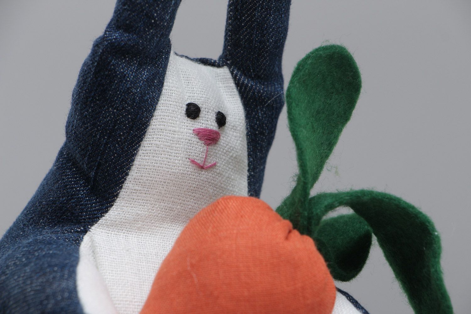Мягкая игрушка заяц из джинсовой ткани и фетра с морковкой для ребенка фото 3