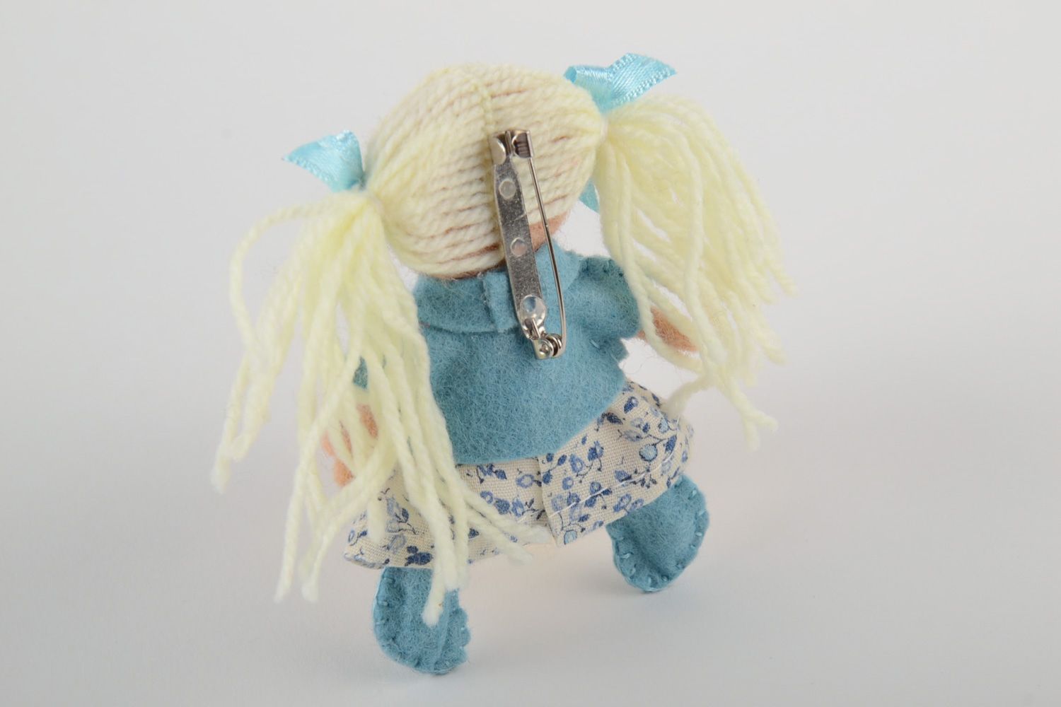 Kleine blaue wollige handgemachte Brosche Puppe in Trockenfilzen Technik foto 3