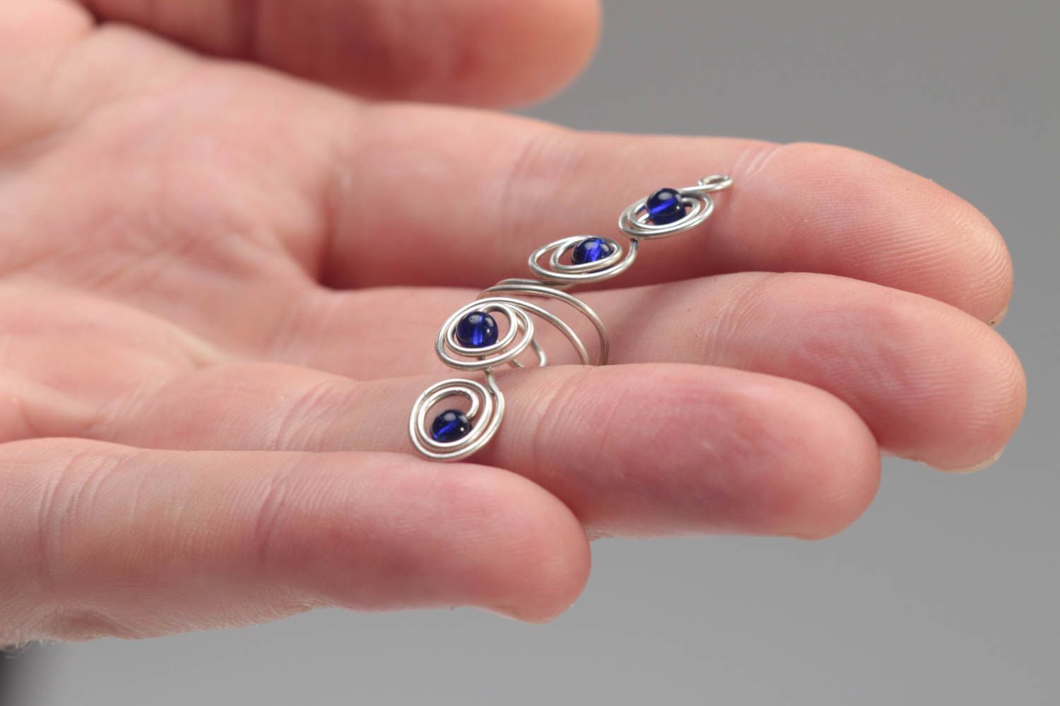 Boucle d'oreille ear cuff en métal avec perles de verre bleues faite main photo 5