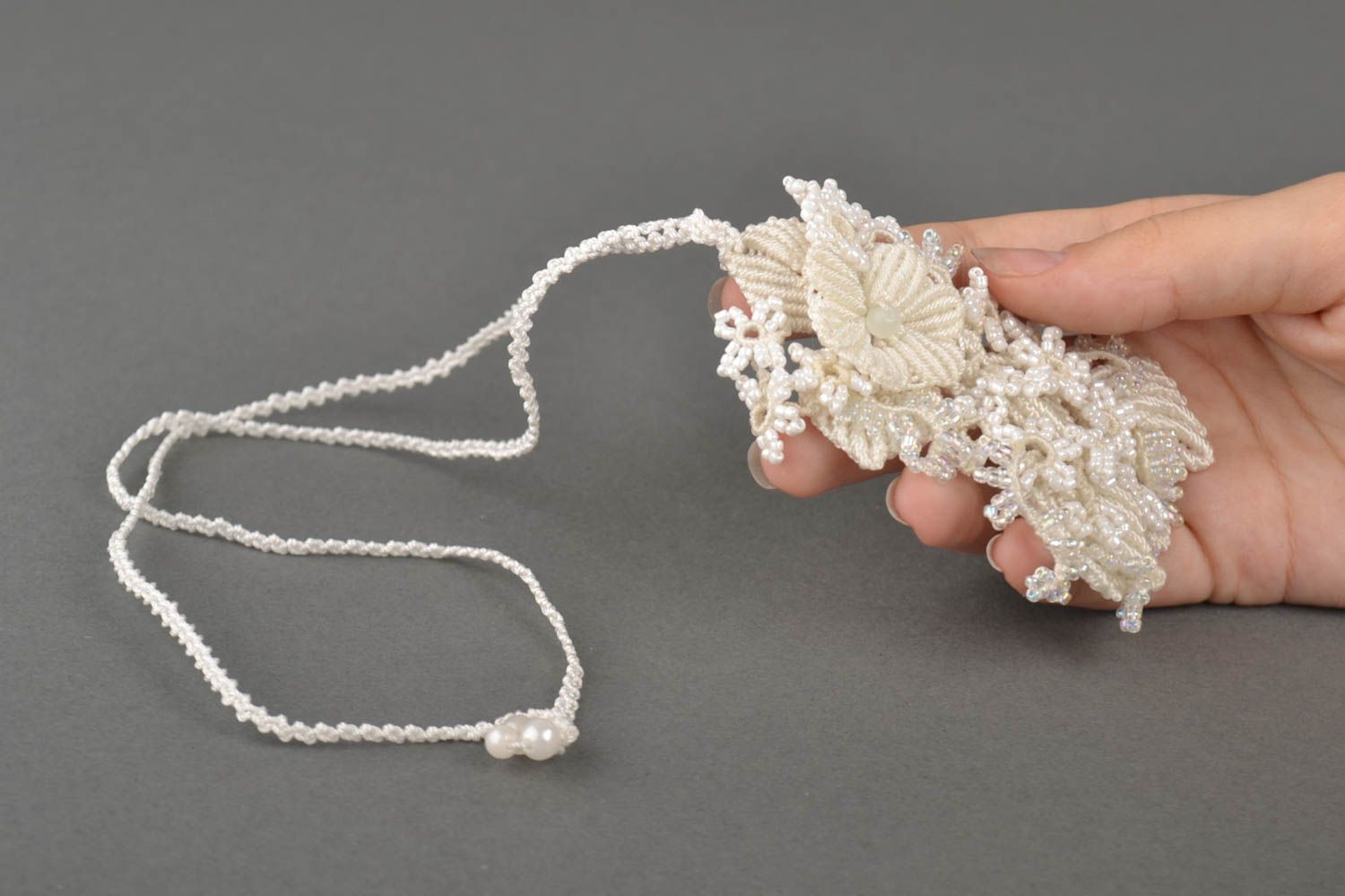 Pendentif blanc Bijou fait main Accessoire femme en fils et perles de rocaille photo 5