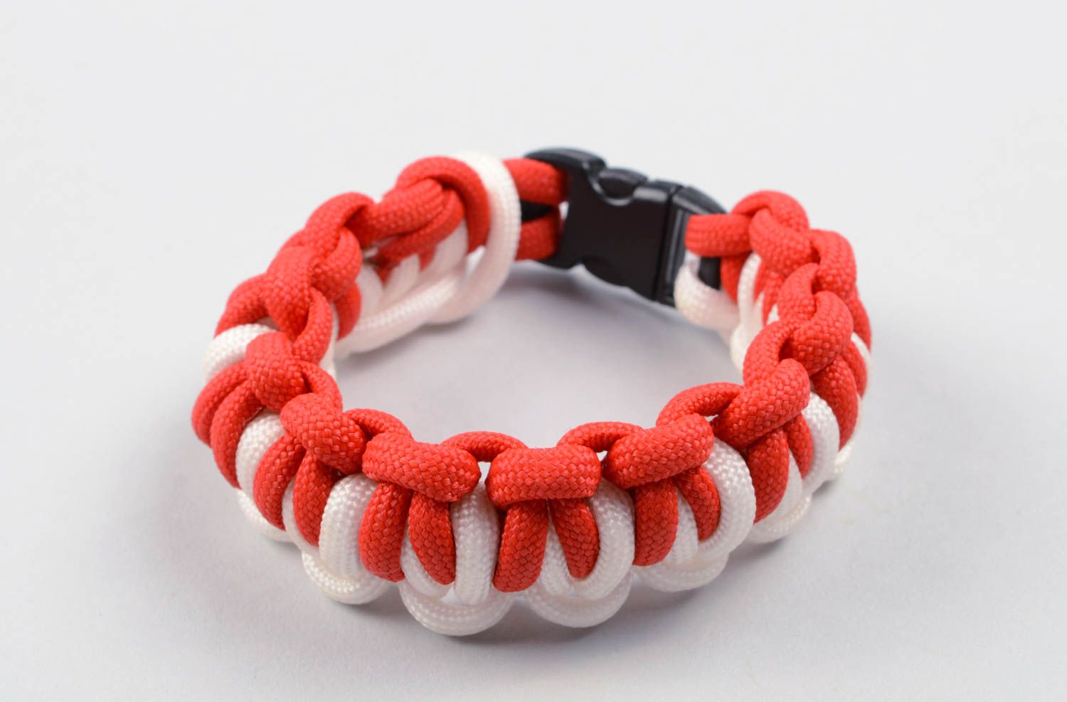 Schmuck für Männer handgefertigt Paracord Armband Designer Accessoire weiß rot foto 1