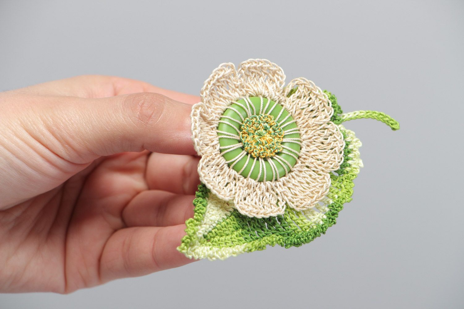 Вязаная брошь из ниток ручной работы в виде цветка зеленая с бежевым нарядная фото 5