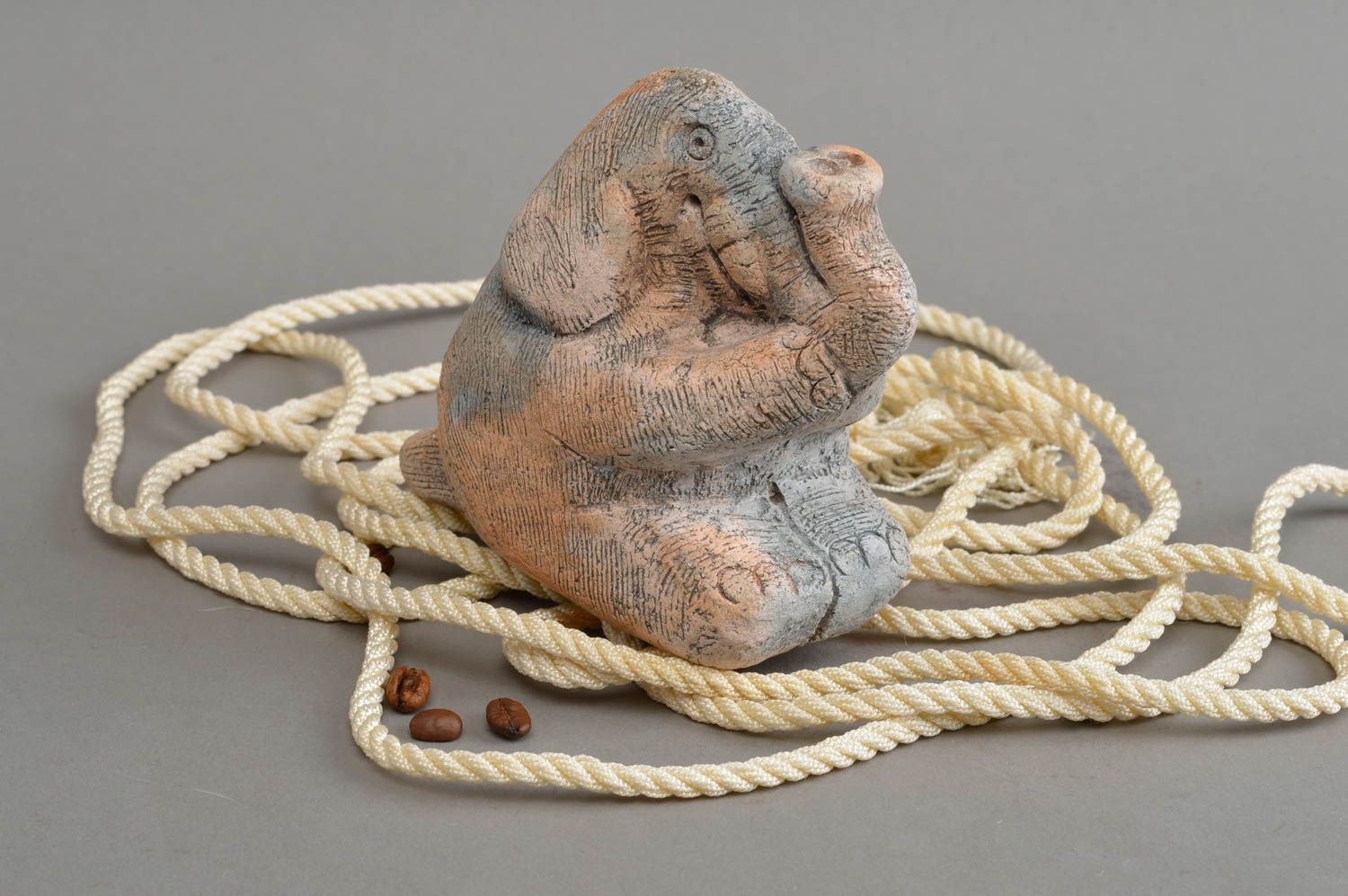 Народная игрушка свистулька небольшая в виде слоненка серая глиняная хэнд мейд фото 1