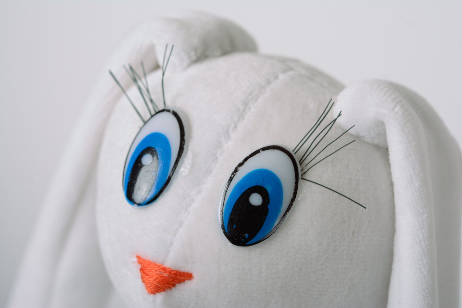 Jouet mou fait main de créateur lapin avec longues oreilles blanc joli photo 2