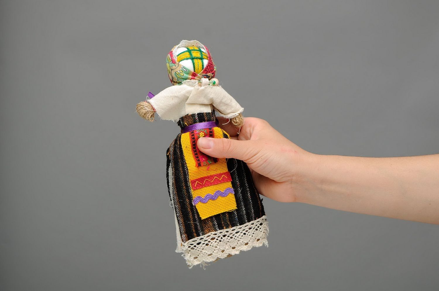 Bambola slava di stoffa fatta a mano amuleto talismano giocattolo etnico foto 2