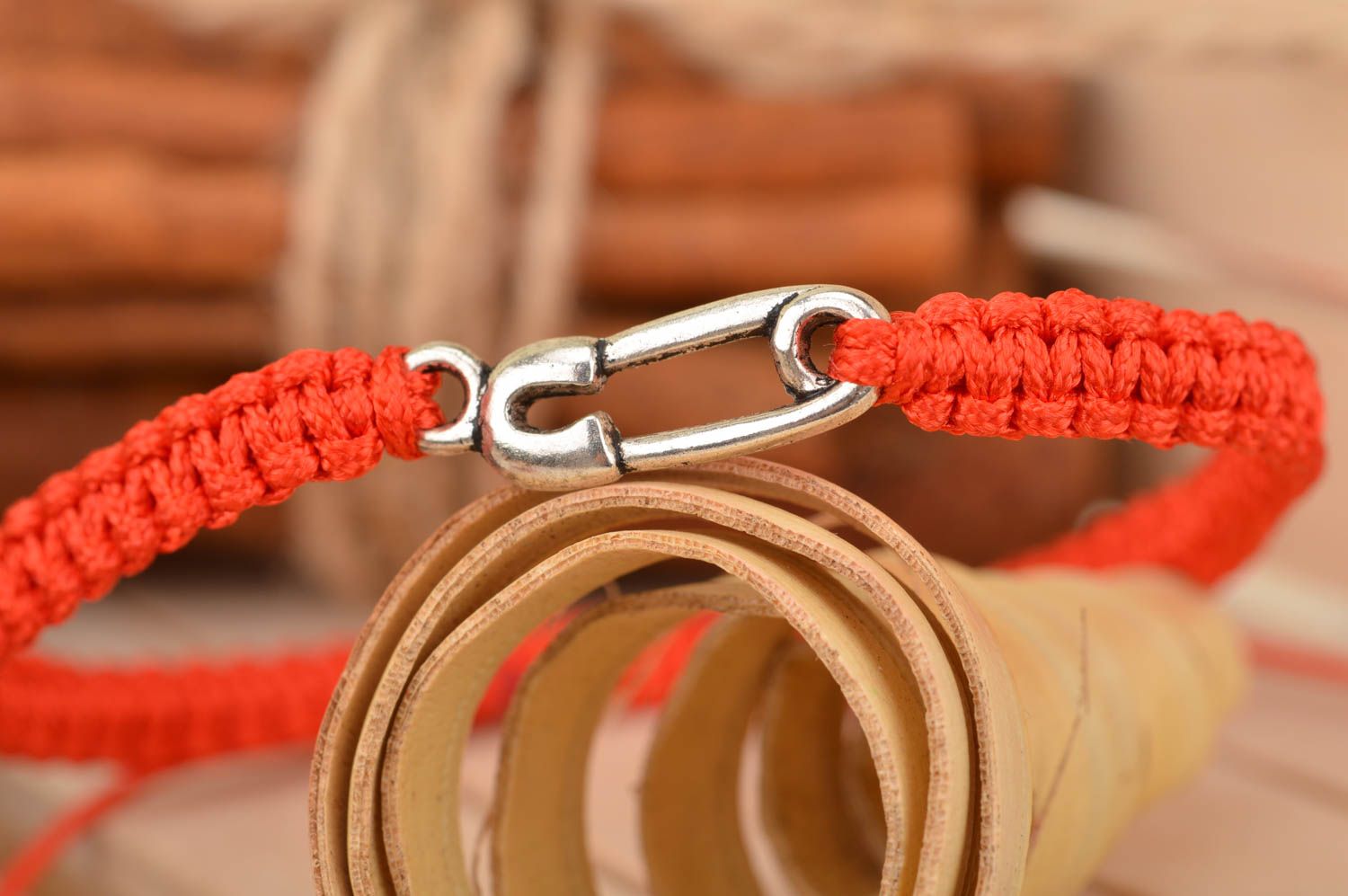 Schönes dünnes rotes Armband handmade aus Seidenfäden mit Sicherheitsnadel  foto 4