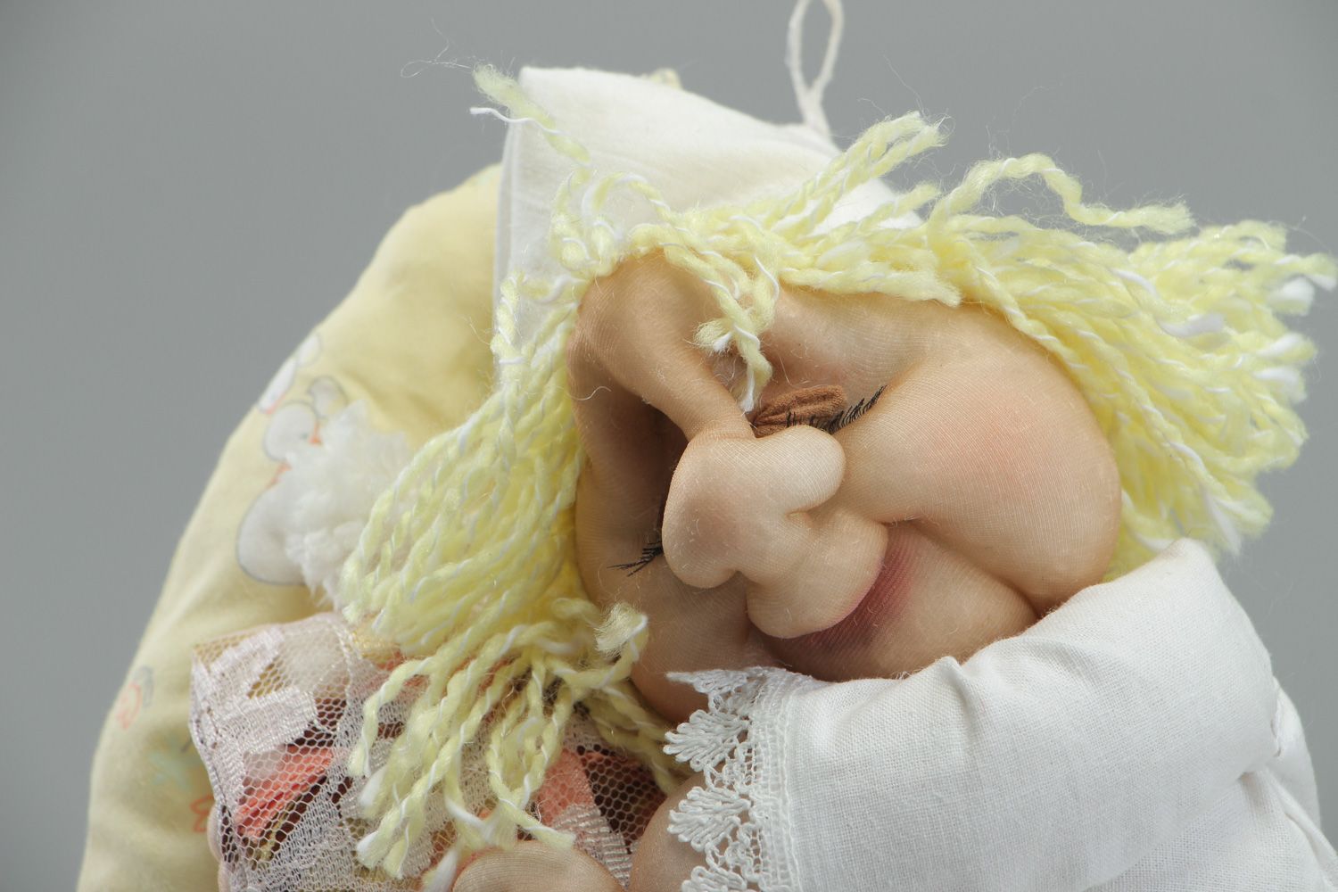 Petite poupée faite main en nylon blanc-jaune faite main pour enfant photo 2